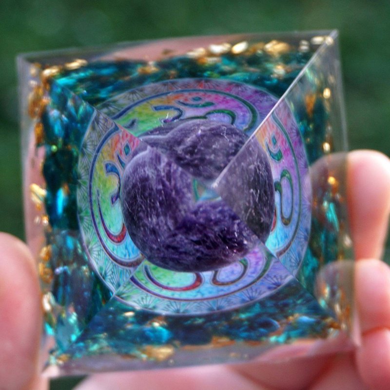 Pirâmide Orgonite com Esfera de Ametista e Obsidiana para Protecção e Equilíbrio - Image 5